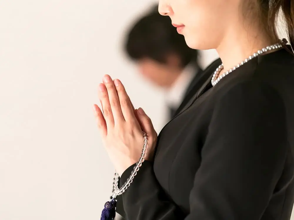 女性の合掌